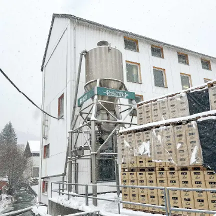 Blick auf die eingeschneite Brauerei Bosch mit Tank und Bierkisten