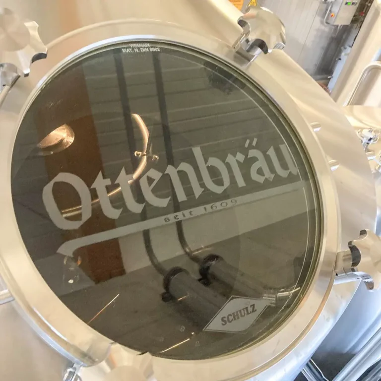 Blick in den Tank des Herstellers Schulz in der Brauerei Ottenbräu in Abensberg