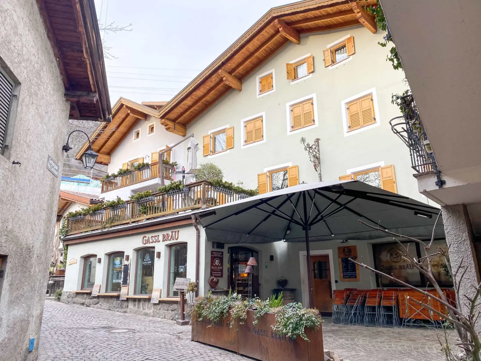 Das Wirtshaus Gassl Bräu in Klausen, Südtirol, von außen