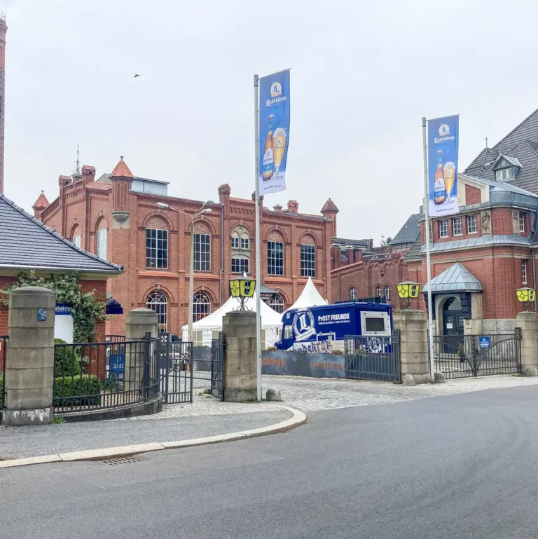 Außenansicht der Landskron Brauerei in Görlitz mit Backsteingebäude
