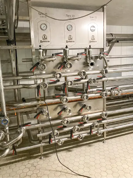 Komplexes Rohr- und Leitungssystem in der Landskron Braumanufaktur