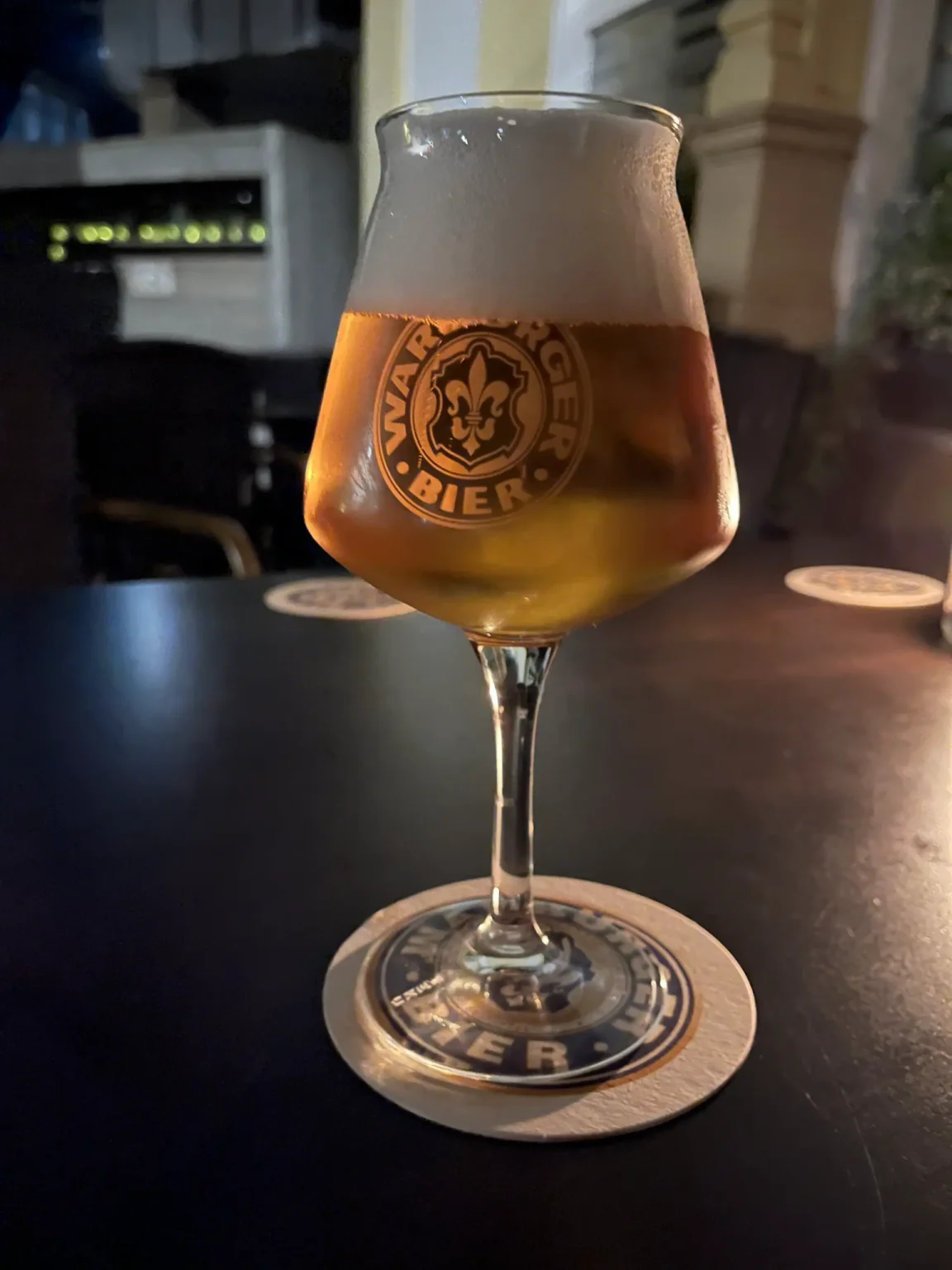 Ein frisch gebrautes Warburger Bier – Qualität und Tradition, unterstützt durch die intelligente Prozesssteuerung mit MINGLECONTROL.
