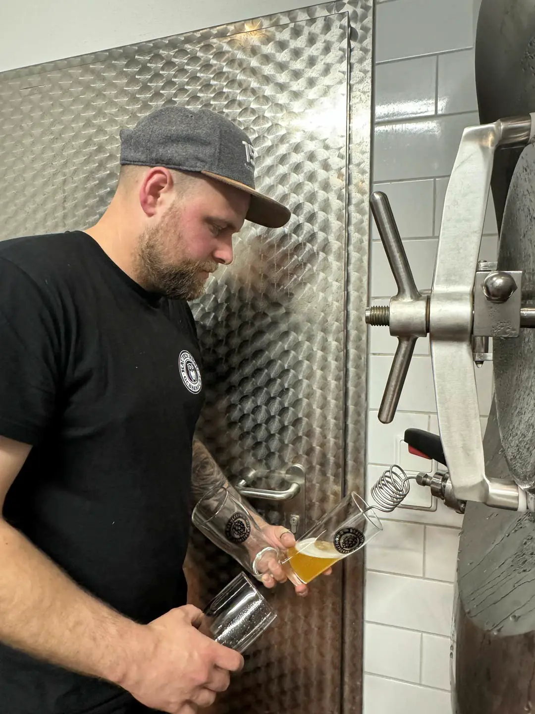 Pascal Gedrat, Inhaber und Braumeister der Brauerei Mainstockheim, zapft mithilfe einer Spindel ein frisches Bier direkt aus dem Tank für ein Beer Tasting