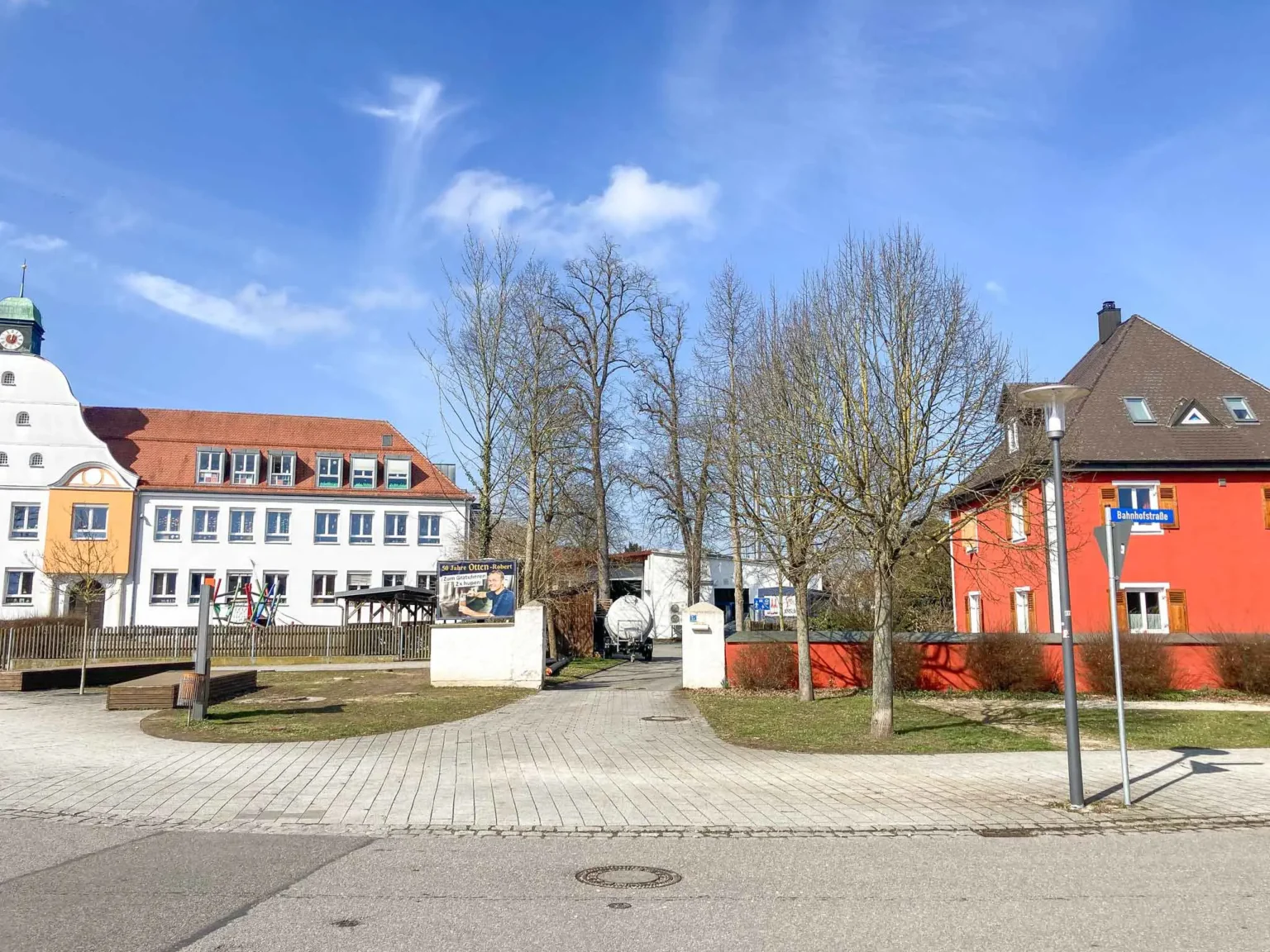 Blick auf den Außenbereich der Brauerei Ottenbräu in Abensberg