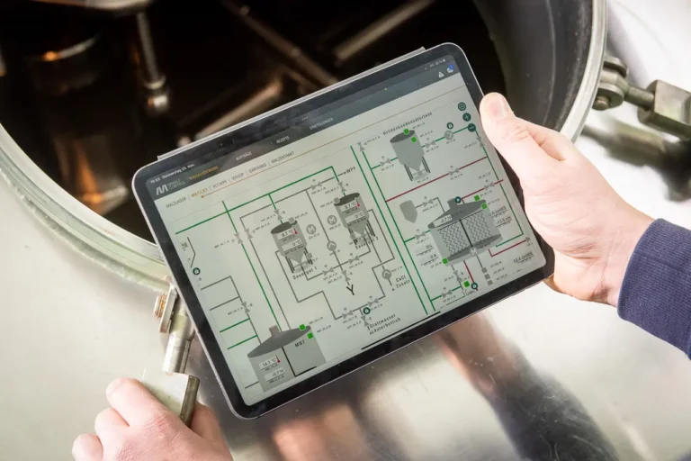 Tablet mit MINGLECONTROL Prozessdiagramm an Brauanlage