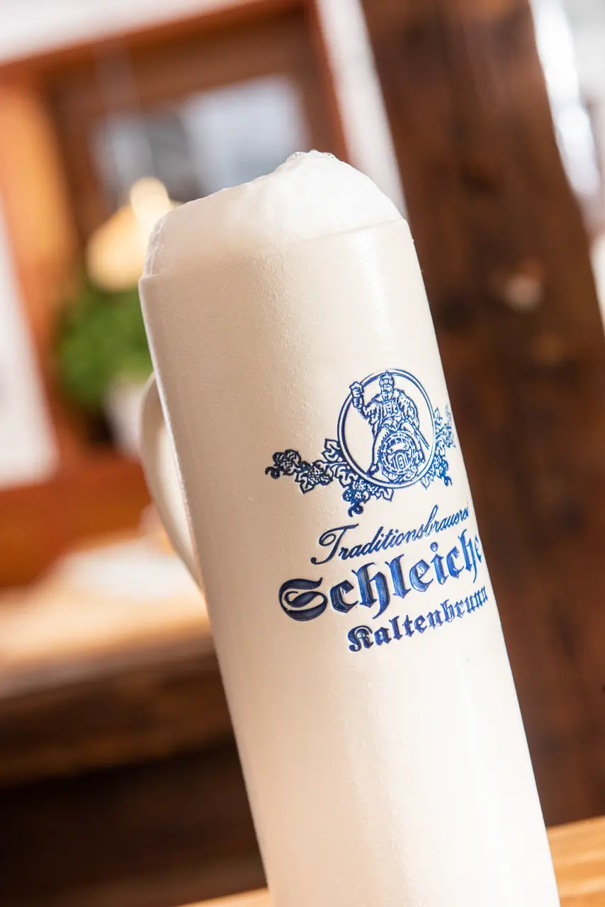 Frisch gezapftes Bier der Traditionsbrauerei Schleicher