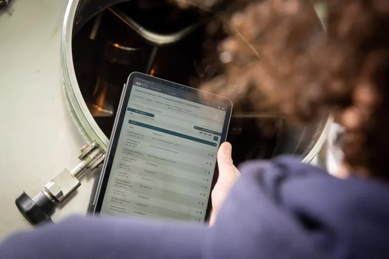 Rezeptverwaltung von MINGLECONTROL auf Tablet neben Edelstahl-Sudkessel