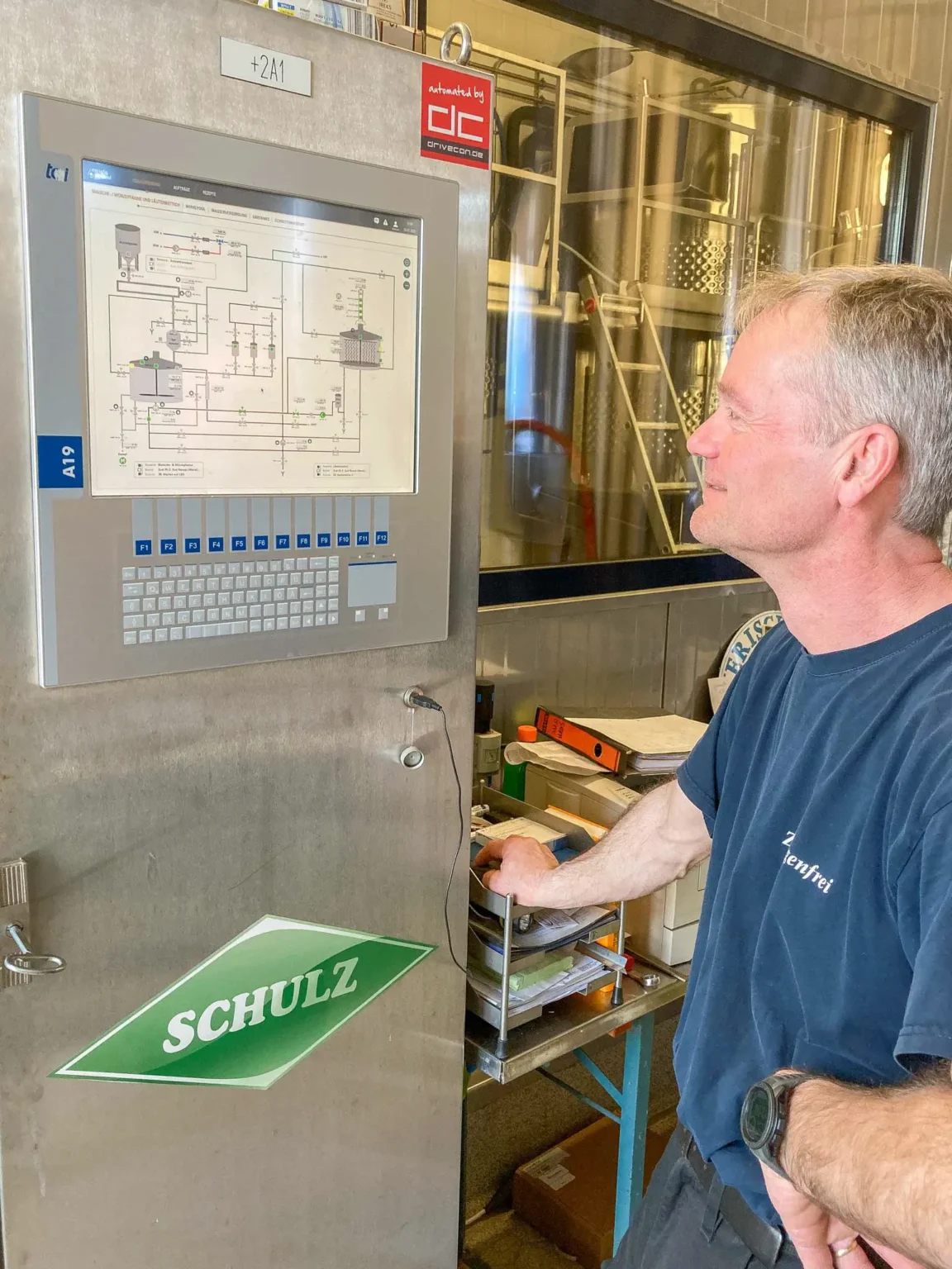 Robert Neumaier, Geschäftsführer und Braumeister in der Brauerei Ottenbräu, bewundert die neue Visualisierung seiner Brauerei durch MINGLECONTROL