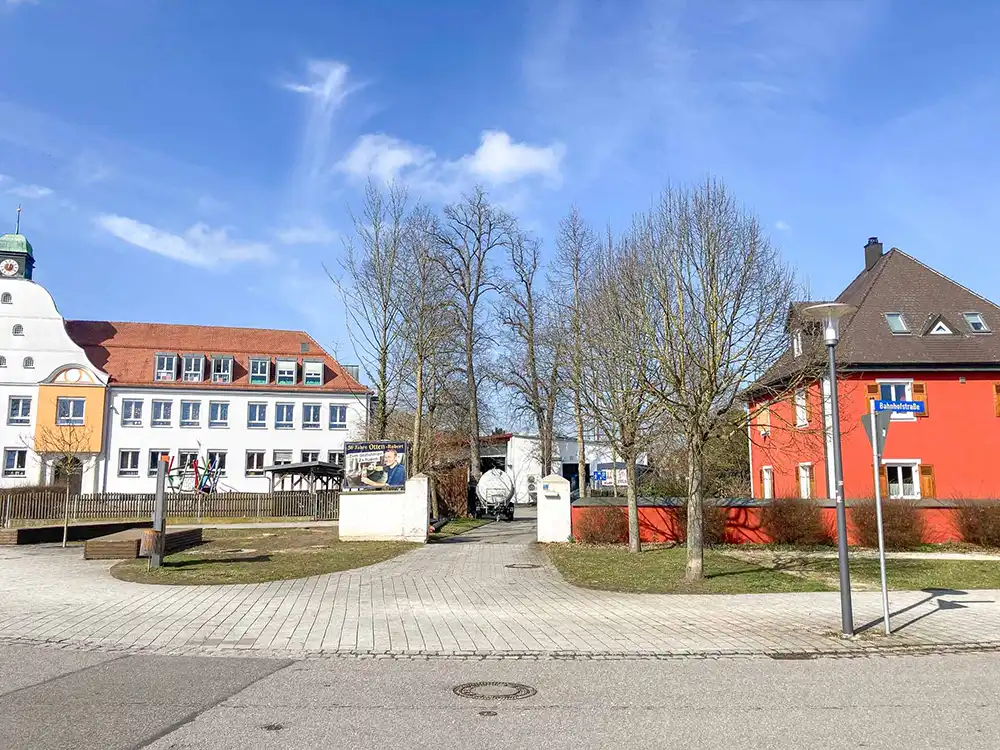 Blick auf den Außenbereich der Brauerei Ottenbräu in Abensberg