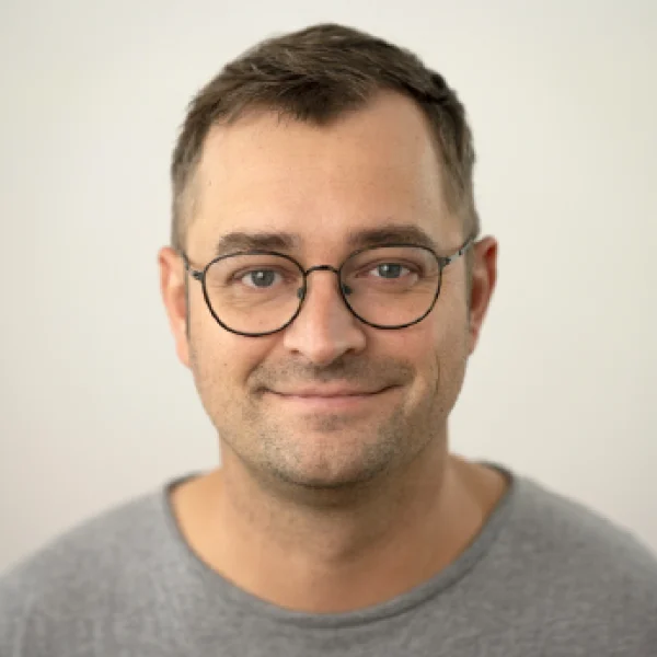 Portrait von Christian Roth, Softwareentwickler und Inbetriebnehmer bei der DriveCon GmbH und Mitverantwortlicher für die Entwicklung und Inbetriebnahme des Produkts MINGLECONTROL